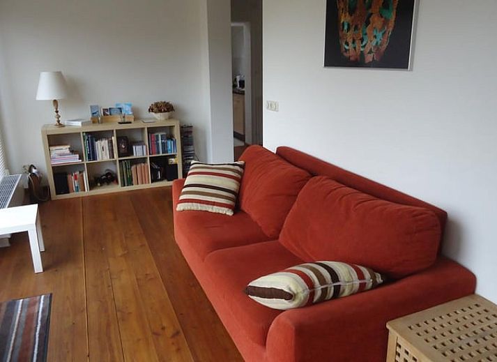 View of green garden and meadow at Cottage in Dwingeloo, Lhee, ideal for nature lovers.