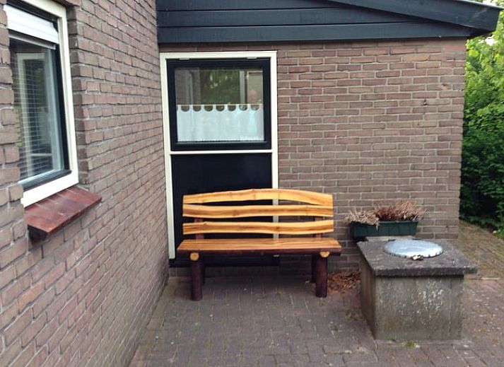 View of green garden and meadow at Cottage in Dwingeloo, Lhee, ideal for nature lovers.