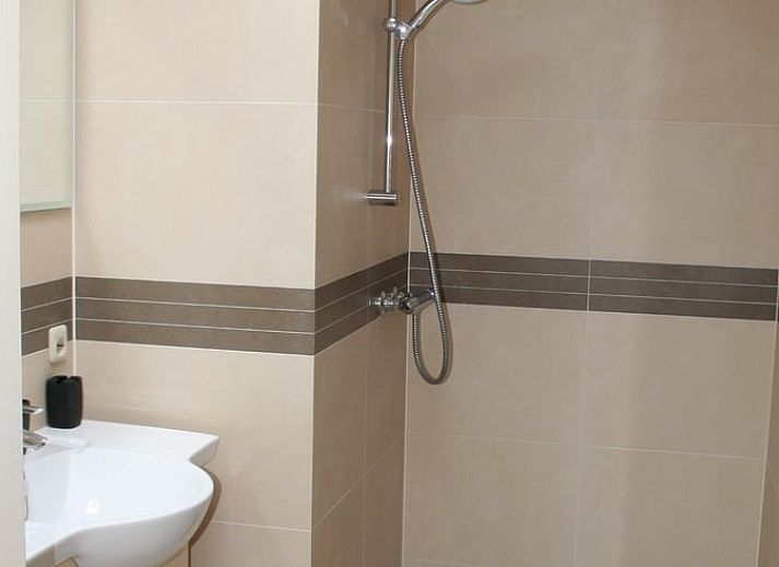 Modern kitchen in vacation home Cottage in Dwingeloo, Lhee, with stylish wooden cabinets in Drenthe.