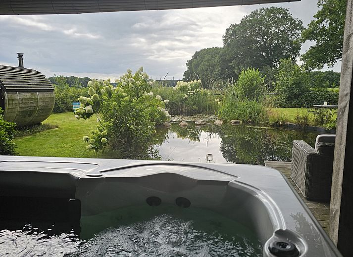 Relax in the natural surroundings of vacation home DG2027 in Dieverbrug, Drenthe, with beautiful garden views and a rustic sauna.