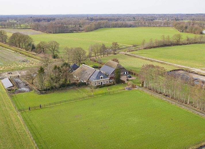 Winterlicher Charme im Ferienhaus DG2026 in Dieverbrug, im Suedwesten von Drenthe, umgeben von verschneiter Natur und einer rustikalen Holzsauna.