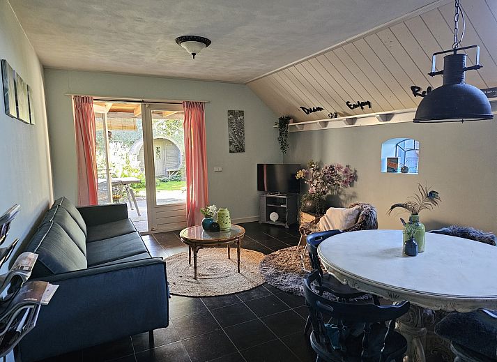 Winterlicher Charme im Ferienhaus DG2026 in Dieverbrug, im Suedwesten von Drenthe, umgeben von verschneiter Natur und einer rustikalen Holzsauna.