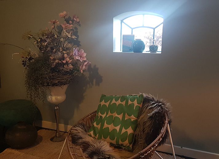 Winterlicher Charme im Ferienhaus DG2026 in Dieverbrug, im Suedwesten von Drenthe, umgeben von verschneiter Natur und einer rustikalen Holzsauna.