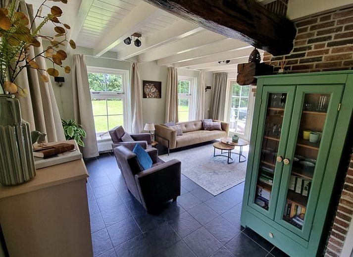 Ferienhaus in Oude Willem, umgeben von Baeumen im ruhigen Suedwesten von Drenthe, ideal fuer einen erholsamen Aufenthalt.