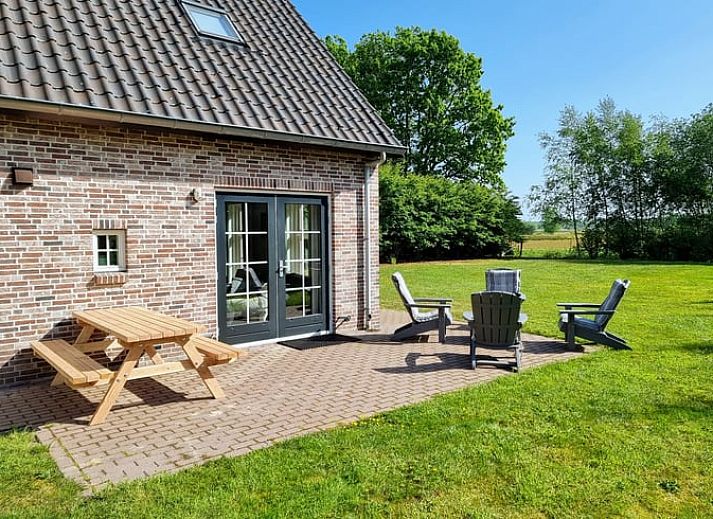 Luftaufnahme des Ferienhauses in Oude Willem, Suedwest-Drenthe, mit grossem Garten und gruener Umgebung.