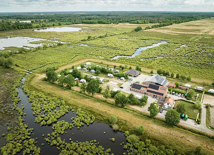 Luchtfoto van DG1556 vakantiehuis en omgeving in Oude Willem, Zuidwest Drenthe omgeven door uitgestrekte natuur.