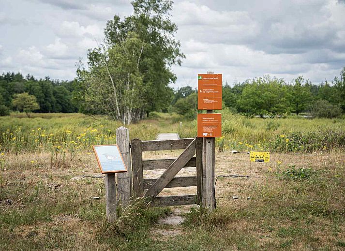 Ruime woonkamer van DG1556 vakantiehuis in Oude Willem, Zuidwest Drenthe met comfortabele zithoek en eethoek.