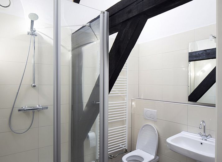 Ruime woonkamer van DG1556 vakantiehuis in Oude Willem, Zuidwest Drenthe met comfortabele zithoek en eethoek.