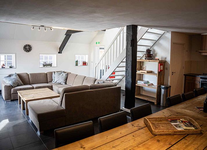 Ruime woonkamer van DG1556 vakantiehuis in Oude Willem, Zuidwest Drenthe met comfortabele zithoek en eethoek.