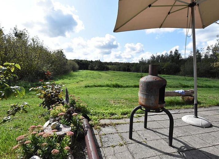 Luftaufnahme des Ferienhauses in Hollandscheveld, umgeben von ueppiger Natur im Suedwesten von Drenthe.