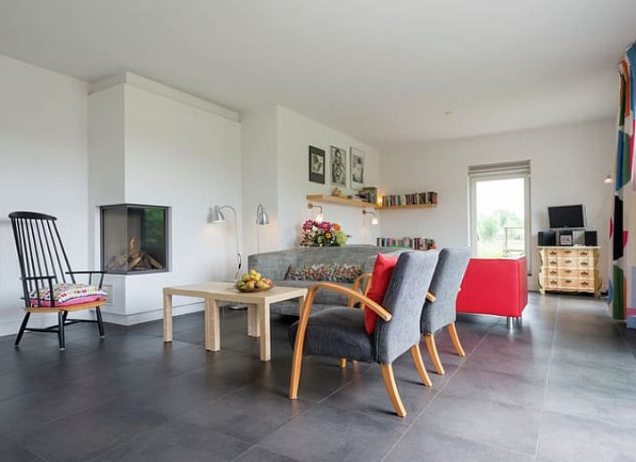 Luftaufnahme des Ferienhauses in Hollandscheveld, umgeben von ueppiger Natur im Suedwesten von Drenthe.