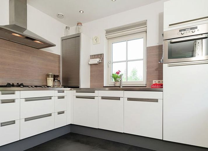 Geraeumiger Garten mit Schaukel im Ferienhaus in Hollandscheveld, ideal fuer Familien in Drenthe.