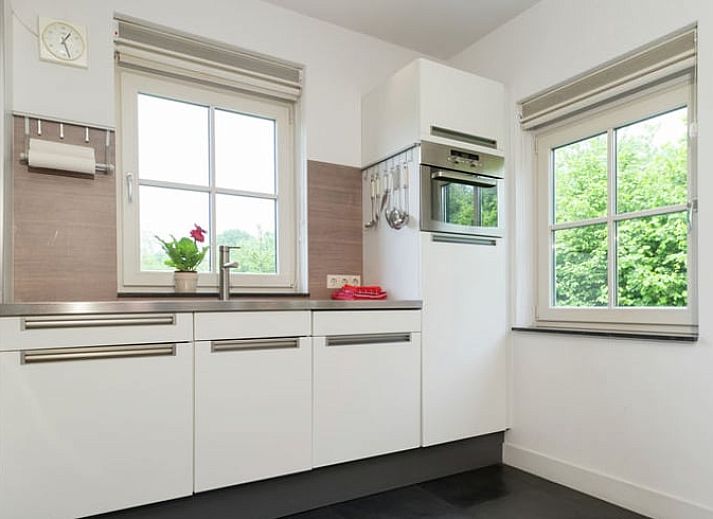 Geraeumiger Garten mit Schaukel im Ferienhaus in Hollandscheveld, ideal fuer Familien in Drenthe.