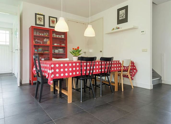 Geraeumiger Garten mit Schaukel im Ferienhaus in Hollandscheveld, ideal fuer Familien in Drenthe.