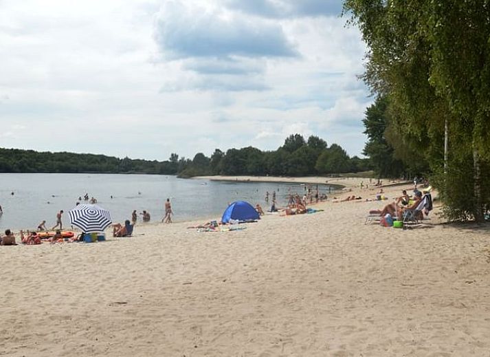 Gemuetliches Wohnzimmer des modern eingerichteten Ferienhauses in Hollandscheveld in Drenthe.