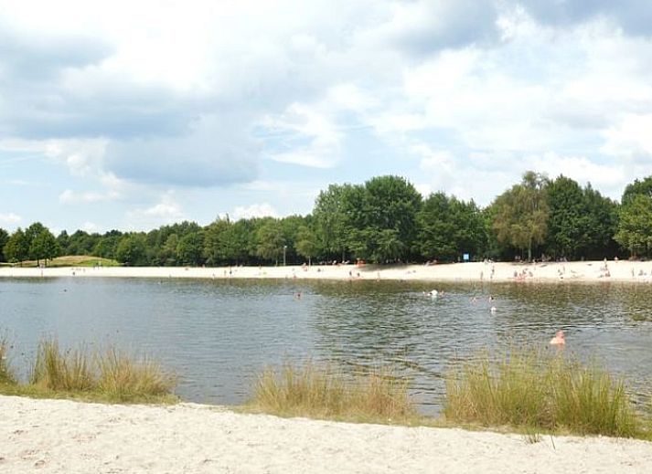 Esszimmer des Ferienhauses in Hollandscheveld mit Blick auf die gruene Umgebung im Suedwesten von Drenthe.