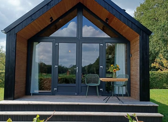 Huisje in Hollandscheveld omgeven door groen in Zuidwest Drenthe.