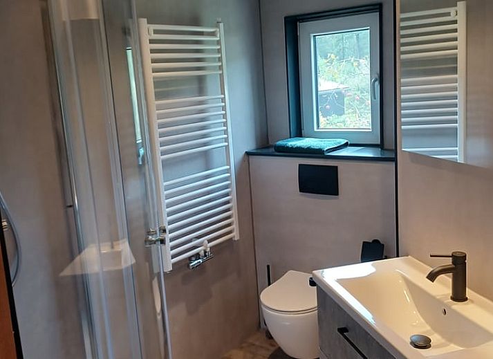 Voorzijde van vakantiehuis Huisje in Hollandscheveld met veranda in Drenthe.