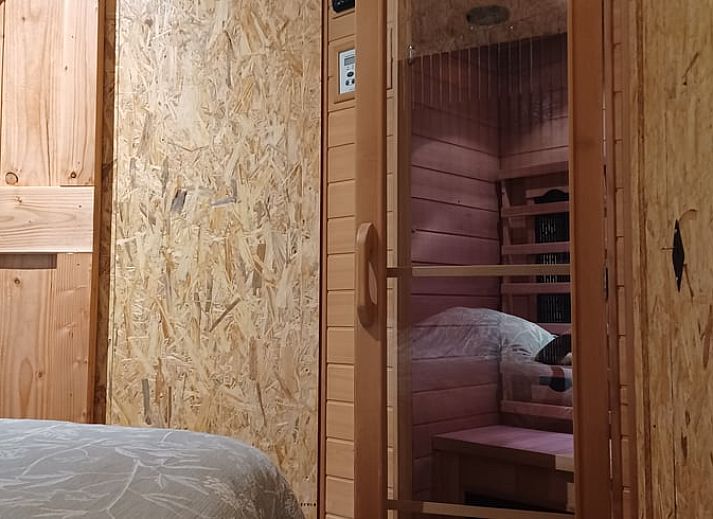 Voorzijde van vakantiehuis Huisje in Hollandscheveld met veranda in Drenthe.