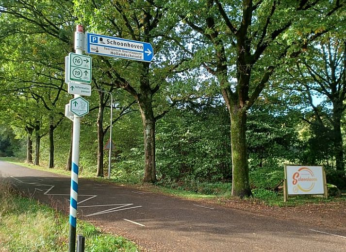 Ruime binnenruimte van vakantiehuis Huisje in Hollandscheveld met uitzicht op natuur.