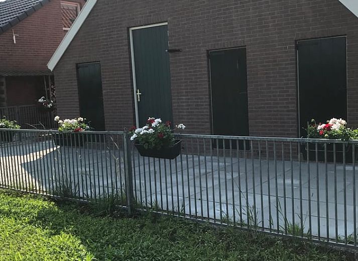 Terrasse des Ferienhauses in Nieuwlande, Suedwest-Drenthe, ideal zum Entspannen.