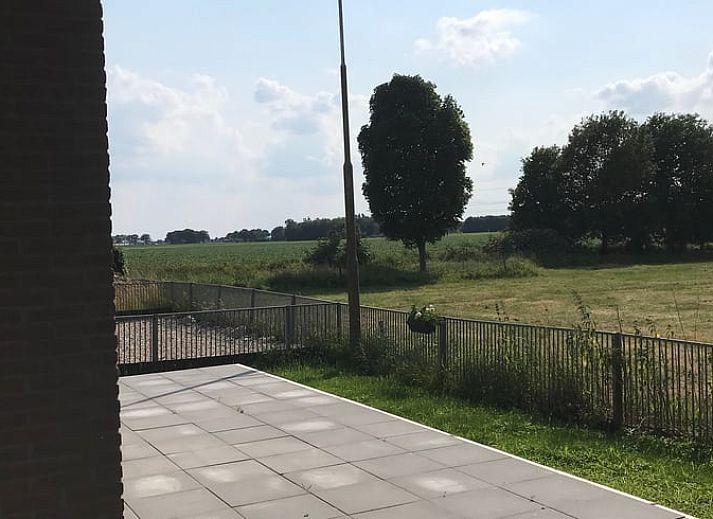 Terrasse des Ferienhauses in Nieuwlande, Suedwest-Drenthe, ideal zum Entspannen.