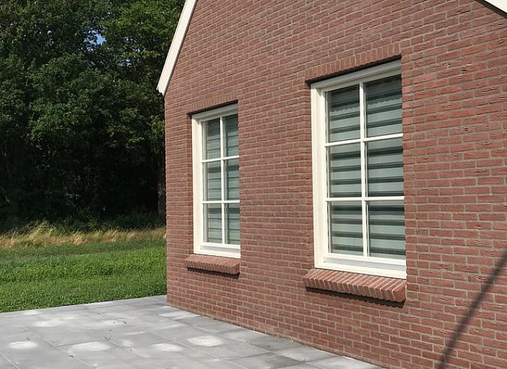 Terrasse des Ferienhauses in Nieuwlande, Suedwest-Drenthe, ideal zum Entspannen.