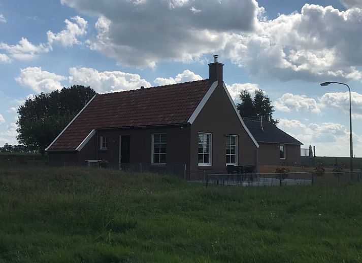 Stimmungsvolles Schlafzimmer im Ferienhaus in Nieuwlande, Suedwest-Drenthe, mit Blumendekor.