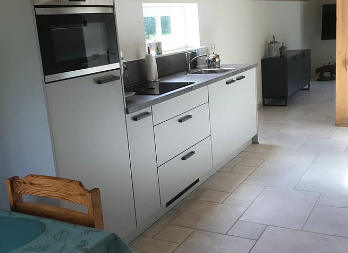 Stimmungsvolles Schlafzimmer im Ferienhaus in Nieuwlande, Suedwest-Drenthe, mit Blumendekor.