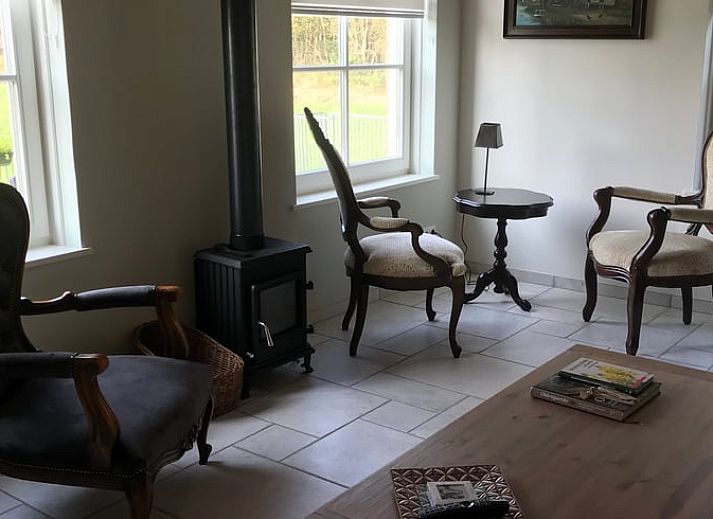 Stimmungsvolles Schlafzimmer im Ferienhaus in Nieuwlande, Suedwest-Drenthe, mit Blumendekor.