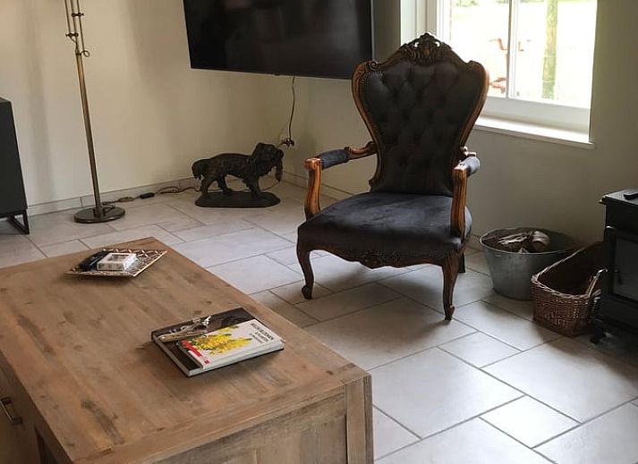 Stimmungsvolles Schlafzimmer im Ferienhaus in Nieuwlande, Suedwest-Drenthe, mit Blumendekor.