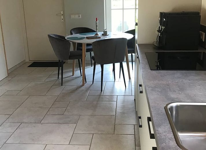 Modernes Badezimmer im Ferienhaus in Nieuwlande, Suedwest-Drenthe, mit Dusche und Toilette.