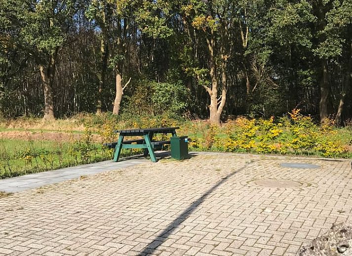 Modernes Badezimmer im Ferienhaus in Nieuwlande, Suedwest-Drenthe, mit Dusche und Toilette.