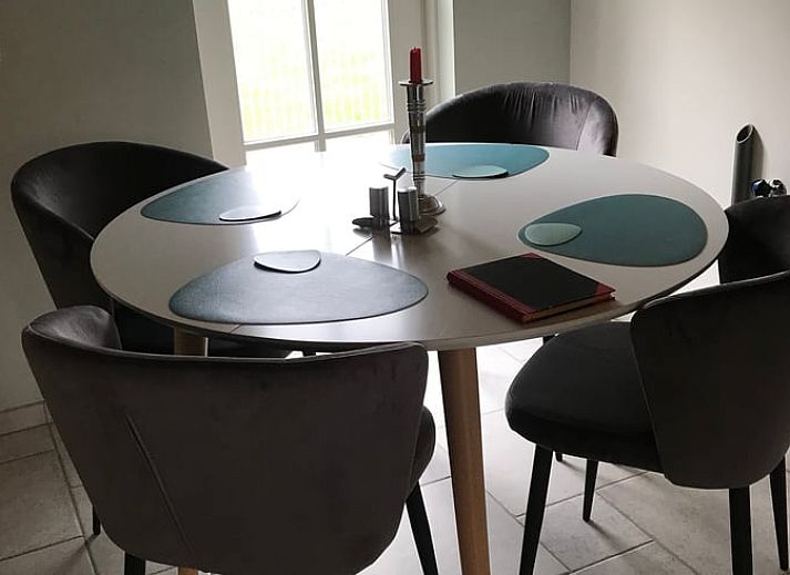 Modernes Badezimmer im Ferienhaus in Nieuwlande, Suedwest-Drenthe, mit Dusche und Toilette.