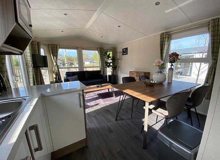 Chalet in Biddinghuizen, vakantiehuis in Flevoland omgeven door zandduinen en natuur.