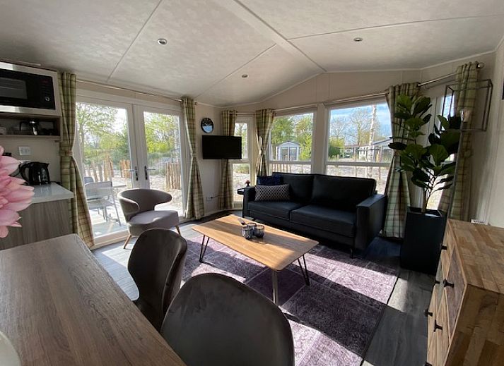 Chalet in Biddinghuizen, Oostelijk Flevoland met moderne uitstraling en natuurlijke omgeving.