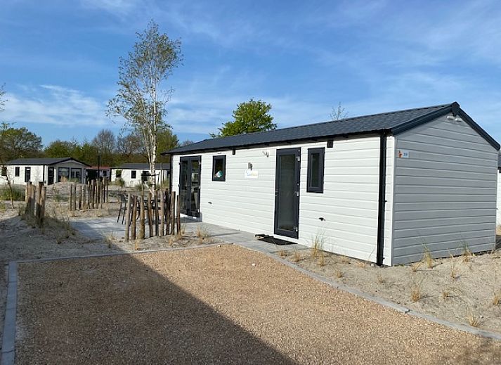 Chalet in Biddinghuizen, Oostelijk Flevoland met moderne uitstraling en natuurlijke omgeving.