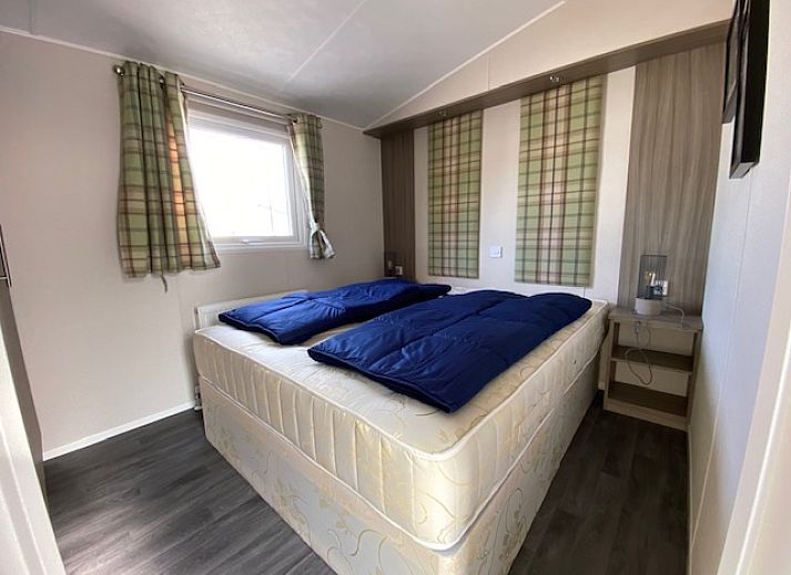 Gezellige woonkamer in Chalet in Biddinghuizen, vakantiehuis in Flevoland met veel lichtinval.