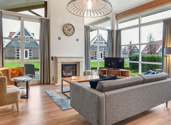 Buitenzijde van Waterparc Veluwemeer bungalow in Biddinghuizen, omgeven door groen.