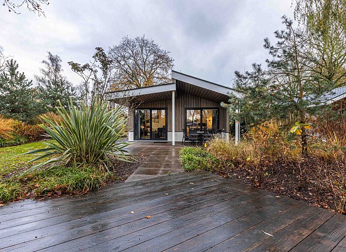 Freistehendes Haus in Biddinghuizen mit gerumiger Veranda, umgeben von Natur in Ost-Flevoland, ideales Ferienhaus zur Entspannung.