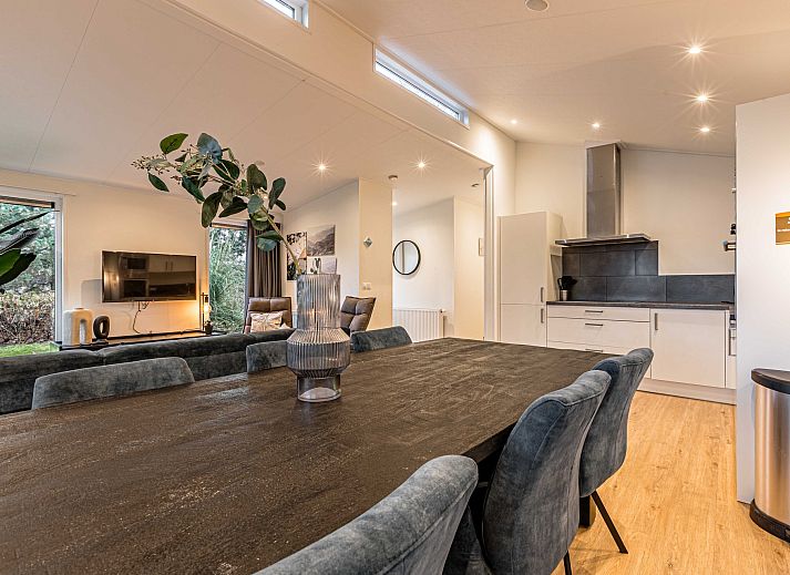 Freistehendes Haus in Biddinghuizen mit gerumiger Veranda, umgeben von Natur in Ost-Flevoland, ideales Ferienhaus zur Entspannung.