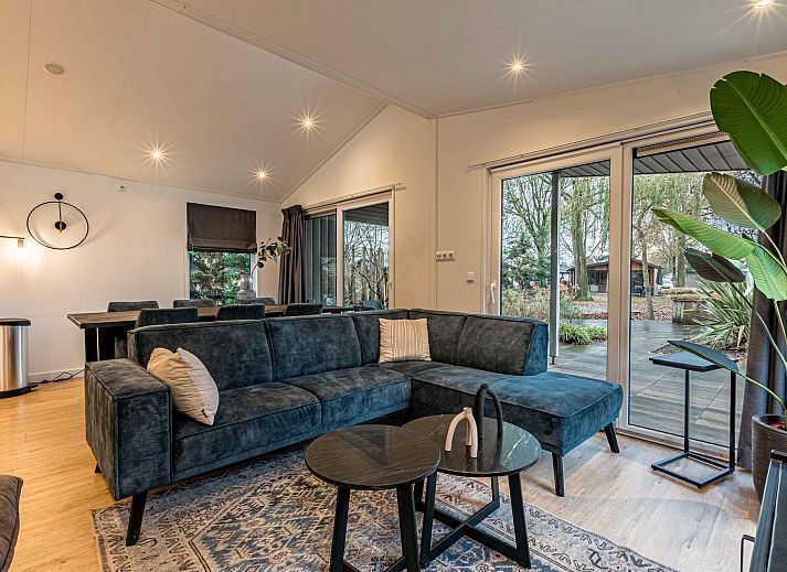 Freistehendes Haus in Biddinghuizen mit gerumiger Veranda, umgeben von Natur in Ost-Flevoland, ideales Ferienhaus zur Entspannung.