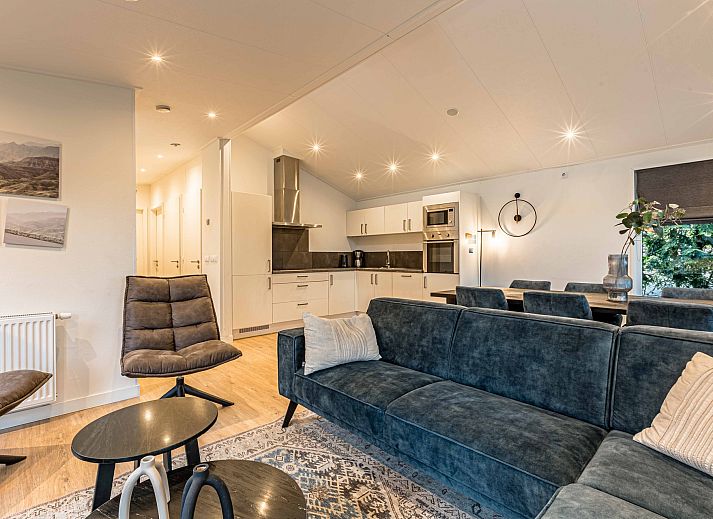 Veranda des freistehenden Hauses in Biddinghuizen mit Blick auf den grnen Garten in Ost-Flevoland, ideales Ferienhaus fr Naturliebhaber.