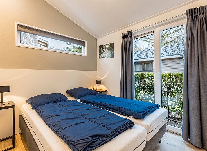 Gerumige Veranda des freistehenden Hauses in Biddinghuizen, Ferienhaus in Ost-Flevoland mit Blick auf die umliegende Landschaft.