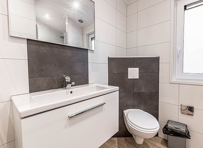 Gerumige Veranda des freistehenden Hauses in Biddinghuizen, Ferienhaus in Ost-Flevoland mit Blick auf die umliegende Landschaft.