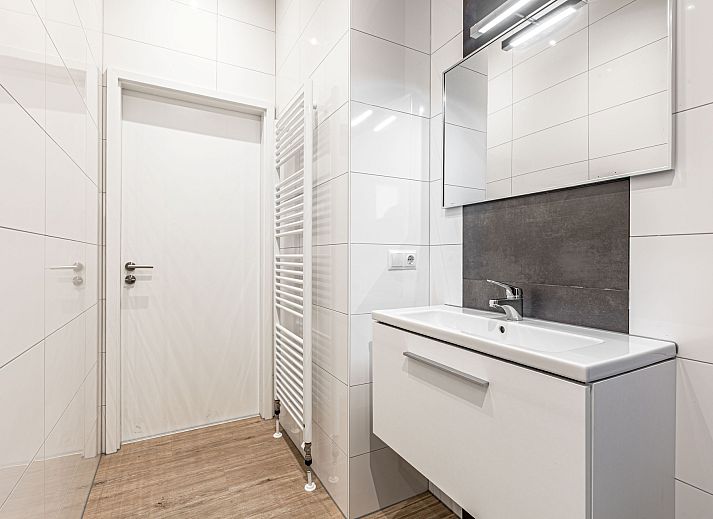 Gerumige Veranda des freistehenden Hauses in Biddinghuizen, Ferienhaus in Ost-Flevoland mit Blick auf die umliegende Landschaft.