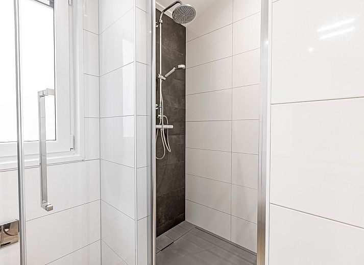 Freistehendes Haus in Biddinghuizen in Flevoland mit moderner Terrasse, umgeben von Natur und rustikaler Umgebung.