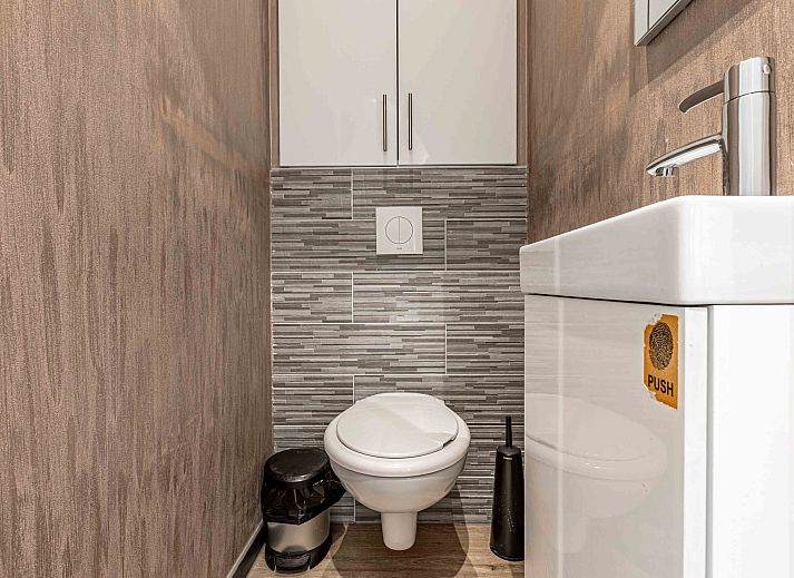 Freistehendes Haus in Biddinghuizen in Flevoland mit moderner Terrasse, umgeben von Natur und rustikaler Umgebung.