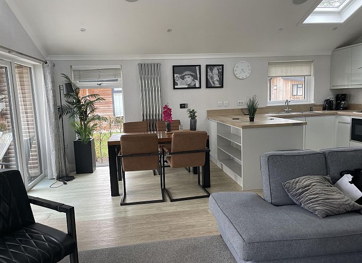 Stijlvolle woonkamer in Vrijstaande woning in Biddinghuizen, Oostelijk Flevoland met moderne keuken en comfortabele zithoek.