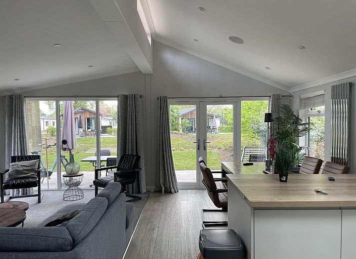 Stijlvolle woonkamer in Vrijstaande woning in Biddinghuizen, Oostelijk Flevoland met moderne keuken en comfortabele zithoek.